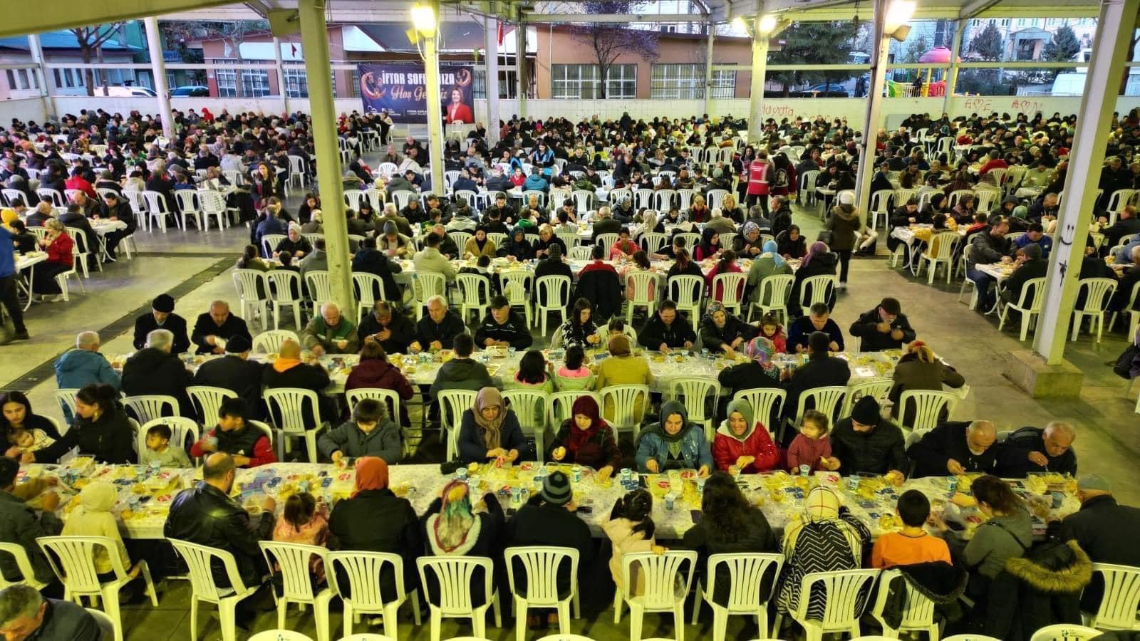 Yenibahar Catering tarafından hizmet verilen kalabalık kurumsal organizasyon