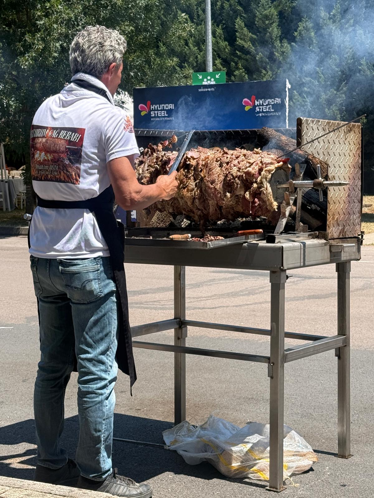 Yenibahar Catering ekibinin açık hava organizasyonunda servis hazırlığı